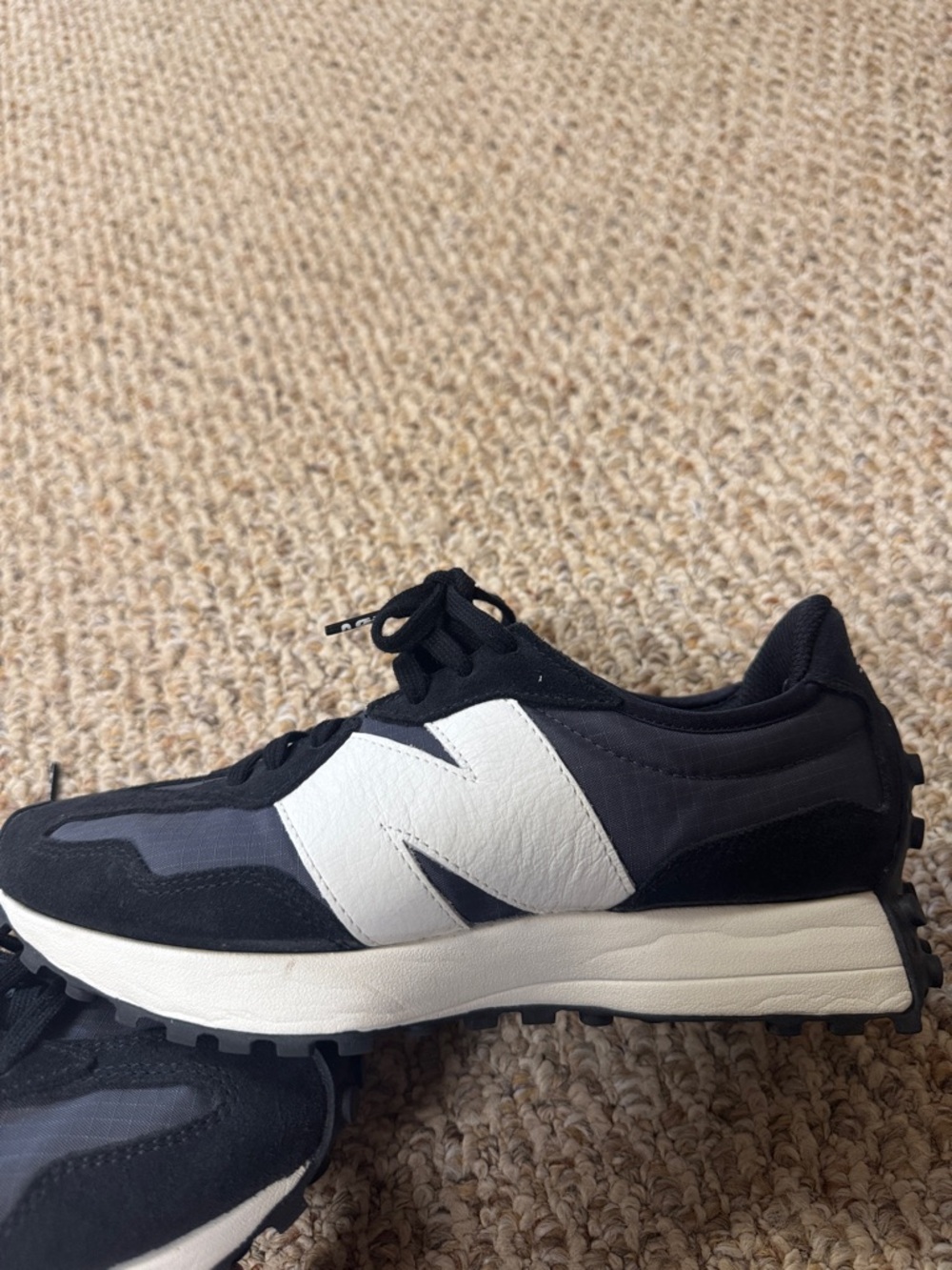 Figs New Balance 327-Black /White -8.5 Worn a few times -like new. No box. - Picture 12 of 16